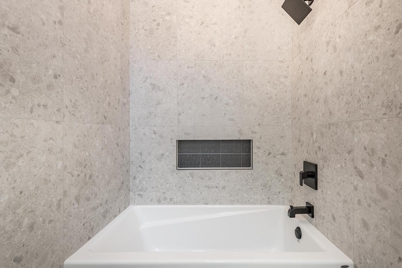 Free Parking Prime Location New Modern Condo Brossard Exteriör bild