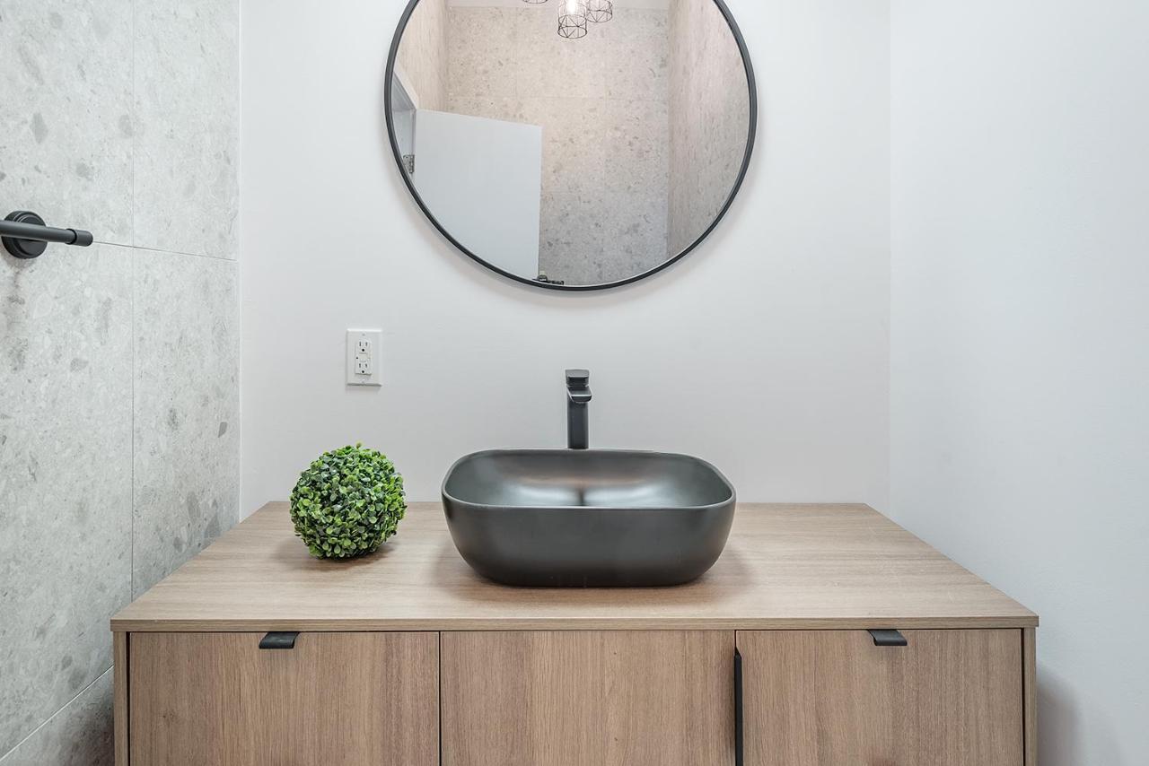Free Parking Prime Location New Modern Condo Brossard Exteriör bild