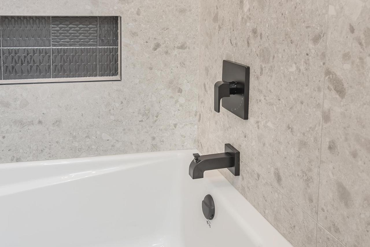 Free Parking Prime Location New Modern Condo Brossard Exteriör bild